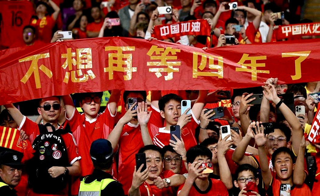 开云体育官网-紧张的比赛赢得激动心情，球迷欢呼雀跃