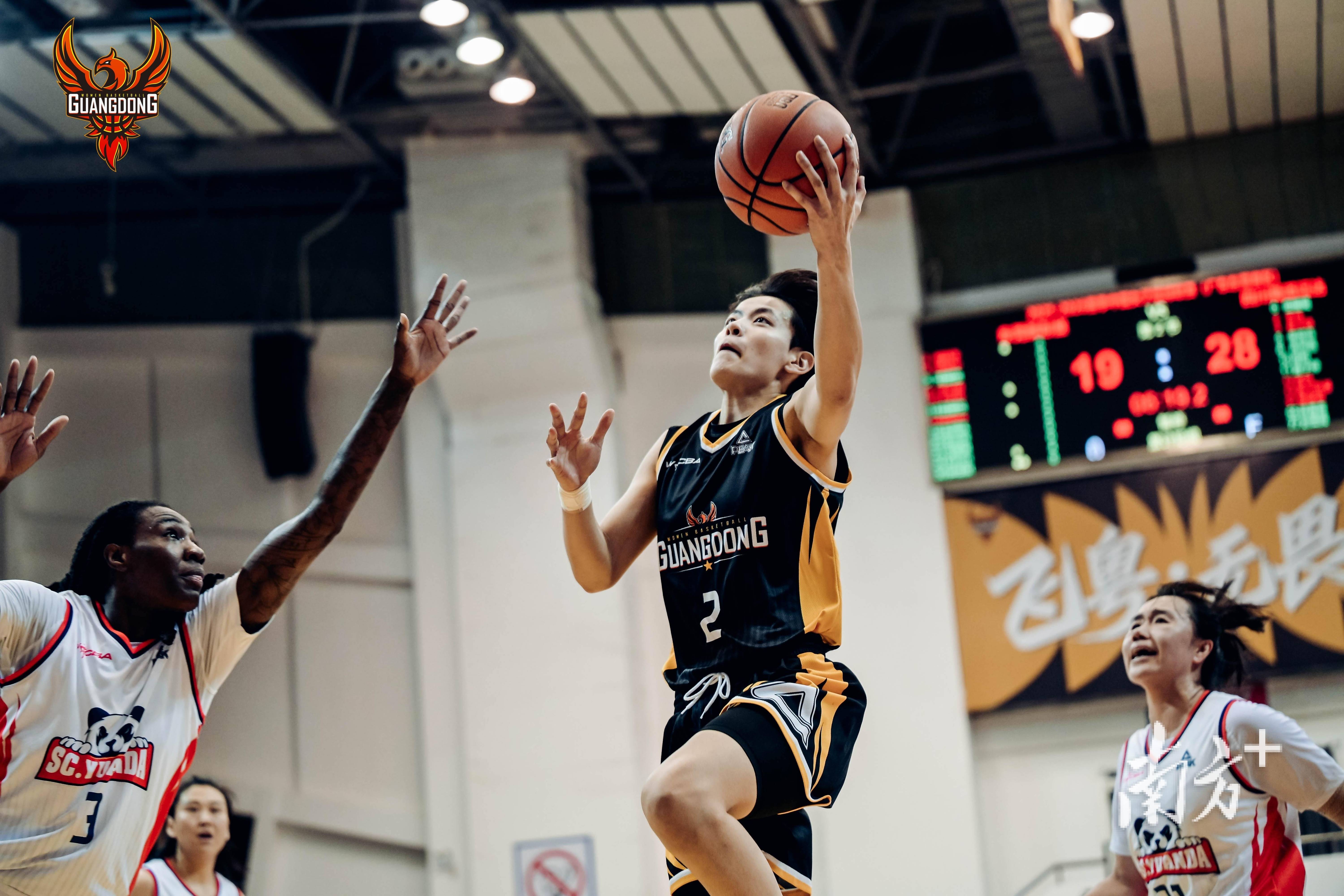 开云体育app-篮网逆转广州队，布克点燃赛场